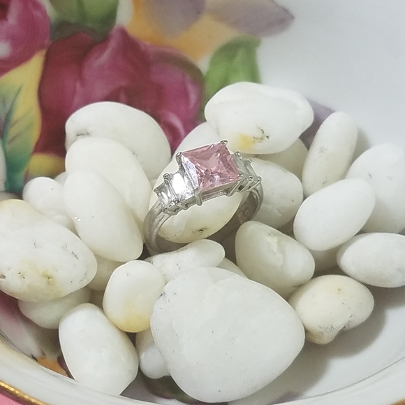 Pretty in pink ring - Picture 2 of 9